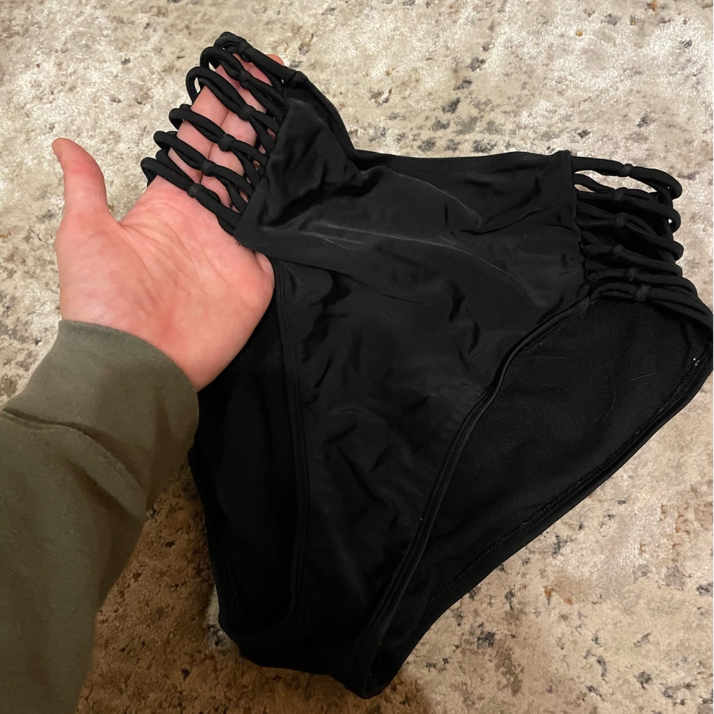 Bikini - Picture 4 of 5